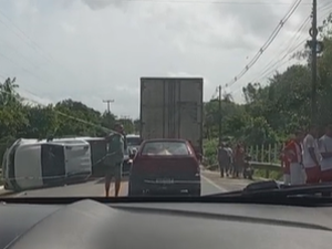 Caminhonete com dois ocupantes capota e congestiona trecho da BR-316, em Satuba