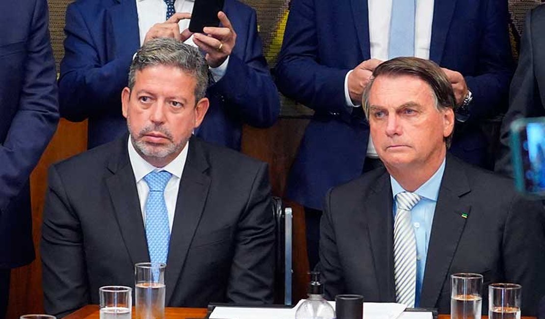 Em reunião em Brasília, Arthur Lira aconselha Flávio Bolsonaro a “descer do salto”