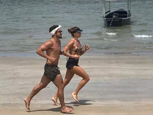 Caio Castro e Grazi Massafera surgem juntos em fotos da virada