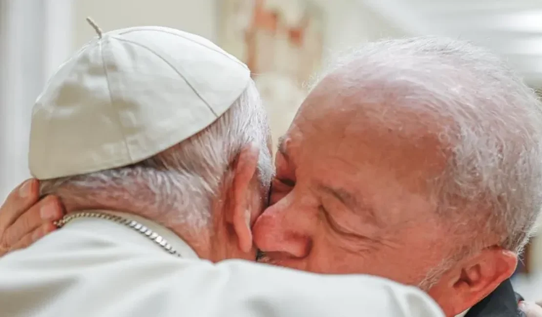 Lula troca abraços com papa Francisco durante visita ao Vaticano