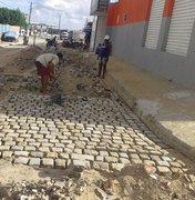 Após serviços de saneamento, Prefeitura de Arapiraca faz restauração de ruas na cidade