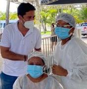 Rodrigo Cunha visita postos de vacinação em Maceió