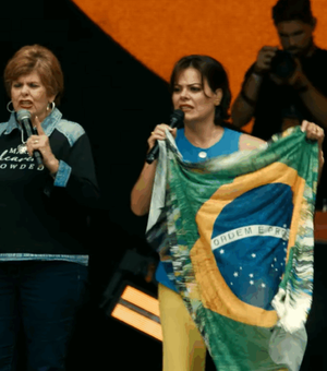 Profetisa americana afirma que Deus começou a expor corrupção no Brasil