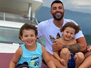 Após polêmica, Gusttavo Lima se derrete pelos filhos nas redes
