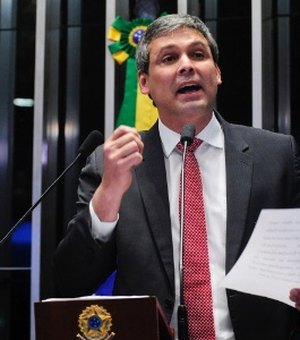 Justiça do Rio suspende direitos políticos do senador Lindbergh