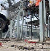 Com sinal intermitente, carros batem e veículo vai parar em calçada, em Maceió