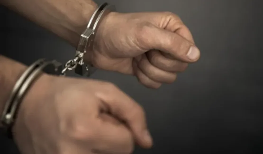 Homem é preso após furtar loja de roupas na Avenida Deputado José Lages