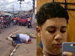 Pai se ajoelha no local em que filho foi morto pela PM; despedida foi marcada por forte comoção em Palmeira dos Índios