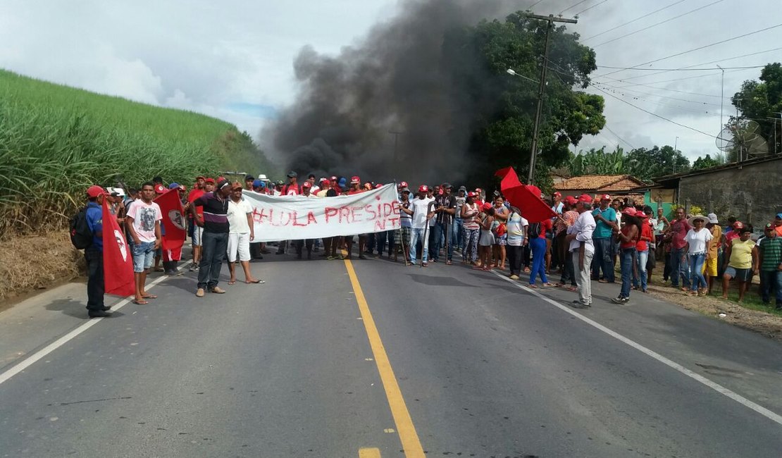 Protestos contra prisão de Lula fecham rodovias em Alagoas