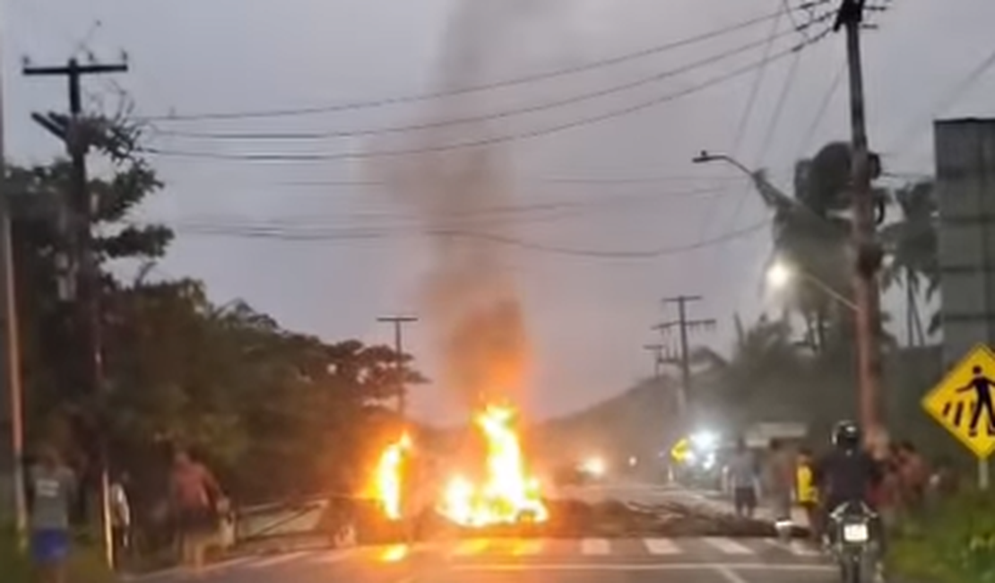 Falta de energia leva moradores a bloquear AL-101 Norte em protesto
