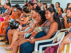 Prefeitura entrega enxovais de bebês às mães acompanhadas pelo Programa Criança Feliz