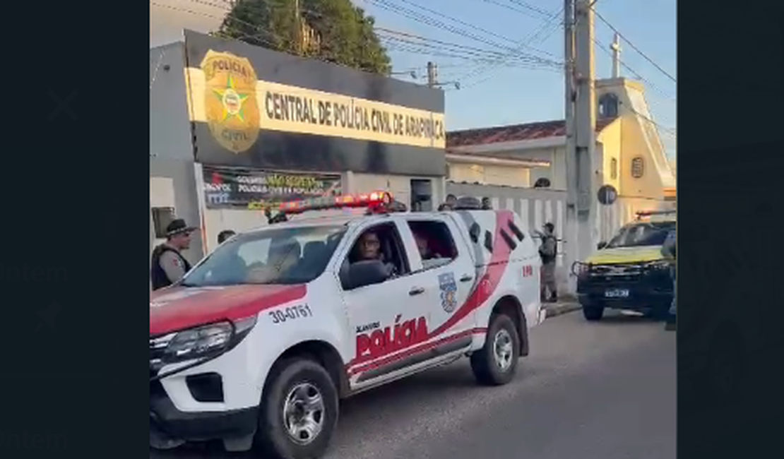 Dois indivíduos em uma motocicleta roubada foram abordados e presos pela polícia em Arapiraca