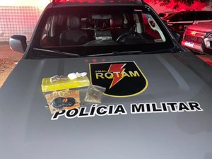 Polícia apreende maconha e cocaína em residência e prende homem por tráfico