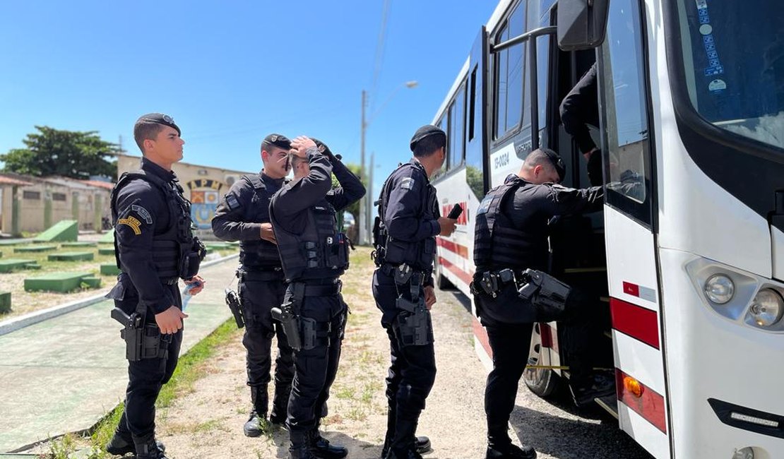 Policiais alagoanos embarcam em direção a Brasília