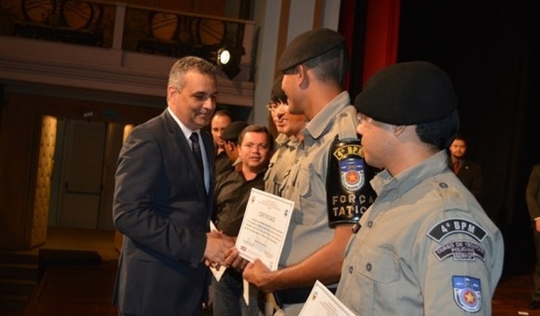 Policiais recebem homenagem da cúpula da Segurança Pública no Teatro Deodoro