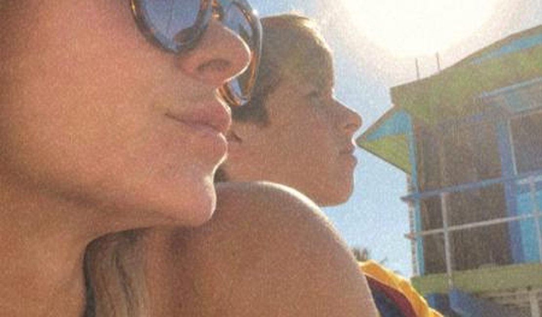 Carolina Dieckmann curte praia nos Estados Unidos com o filho caçula