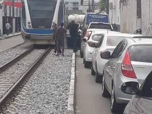 Carreta quebra em trilhos de VLT e causa congestionamento em Maceió