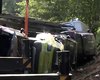 Carreta-cegonha com 11 carros tomba e interdita BR-316 em Satuba