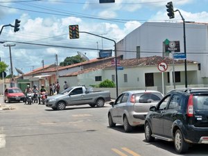 Prefeitura de Arapiraca instala semáforo no bairro Cavaco