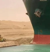Navio encalhado no Canal de Suez volta a flutuar após seis dias