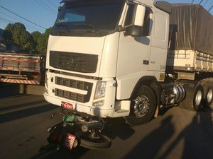 Mototaxi bate numa carreta que manobrava em posto de combustíveis