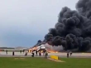 [Vídeo] Avião pega fogo ao fazer pouso de emergência na Rússia