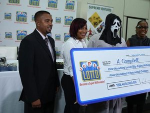 Ganhador de loteria recebe prêmio com máscara para não ser identificado