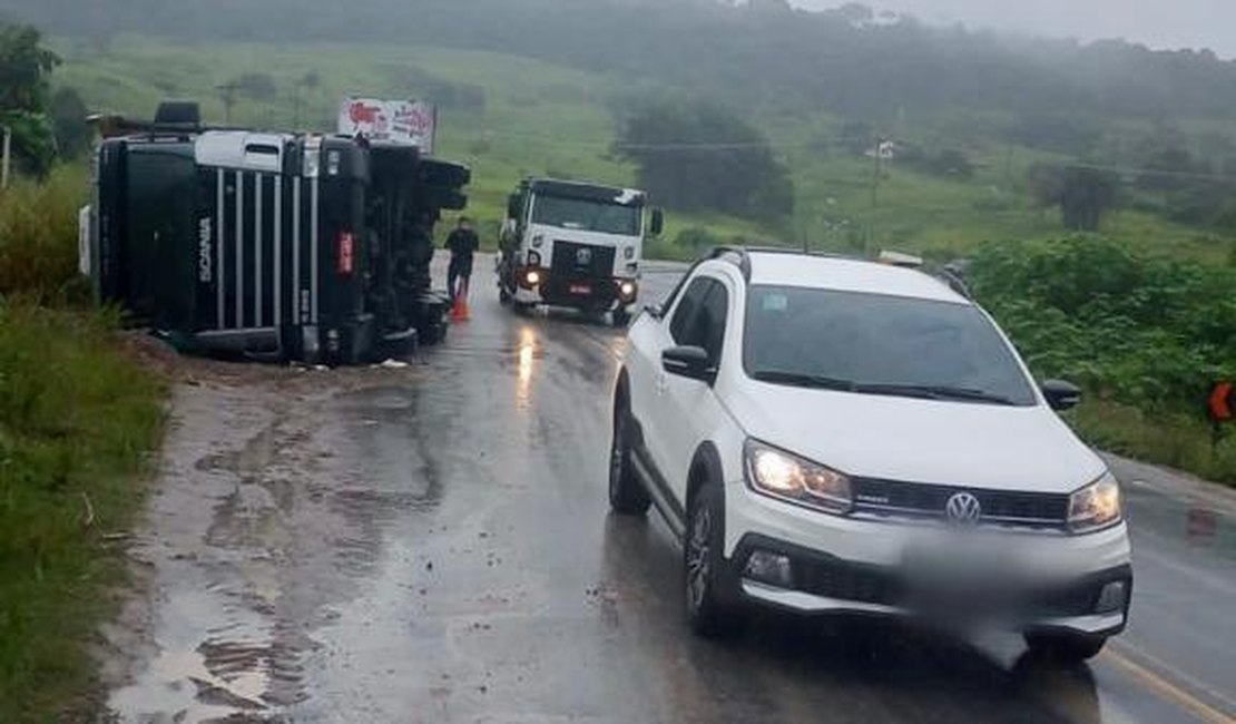 Carreta transportando sucata tomba em São Miguel dos Campos