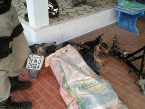 Denúncia anônima leva a polícia a localizar carcaça de moto roubada
