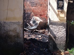 Casa incendeia em São Luís do Quitunde