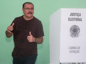 Cícero Almeida vota pela manhã na Pajuçara
