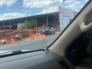 Condutor perde controle e carro colide em tijolos de madeireira em Arapiraca