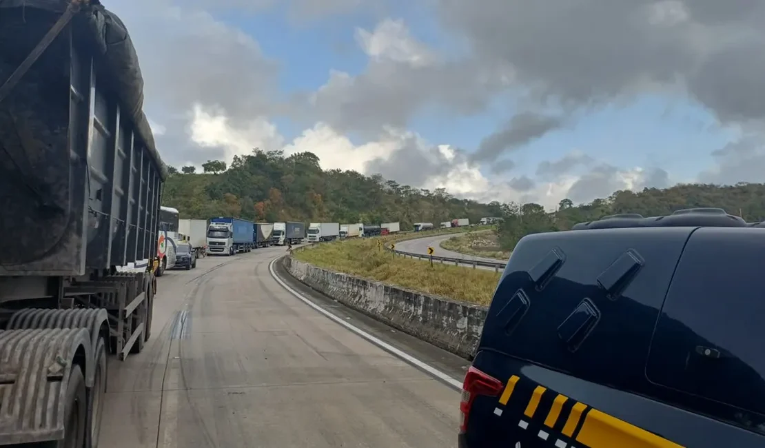 Tombamento de veículo interdita trecho da BR-101 em Junqueiro
