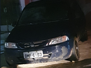Jovem pede ajuda à polícia após veículo apresentar falha mecânica e acaba detido porque o carro tinha queixa de roubo
