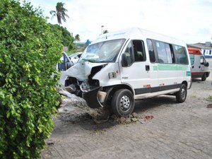 Acidente com van deixa quatro feridos em Satuba