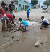 Moradores de Traipu sofrem com cano estourado no meio da rua 