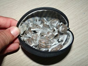 Adolescente de 17 anos é apreendido com drogas na porta de casa
