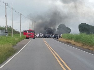Por falta de energia, moradores bloqueiam rodovia BR-316