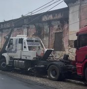 [Vídeo] Caminhão reboque perde freios e derruba poste em Rio Largo