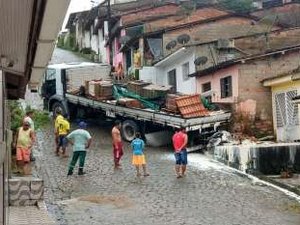 Caminhão desgovernado invade calçada de residência em Joaquim Gomes