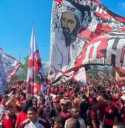 Torcida do Flamengo chama Pelé de maconheiro durante homenagem