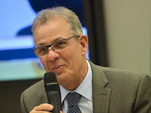 Preço do gás inviabiliza indústria nacional, diz ministro