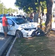 [Vídeo] Carro colide em árvore no canteiro da Avenida Durval de Góes Monteiro