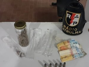 Dupla é presa por porte ilegal de arma de fogo, no bairro Planalto