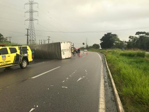 Caminhão com carga de biscoitos tomba na BR-104, em Rio Largo 