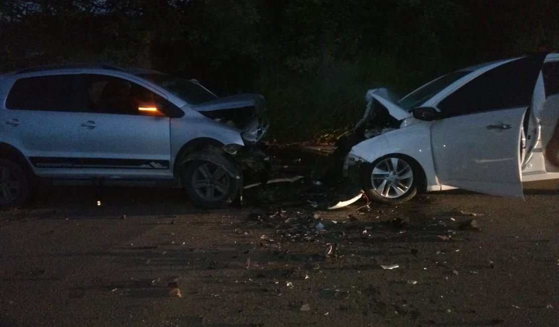 Colisão frontal entre carros deixa sete feridos em Porto Calvo