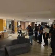Homem é baleado, tenta se esconder e morre em recepção de hotel na Pajuçara