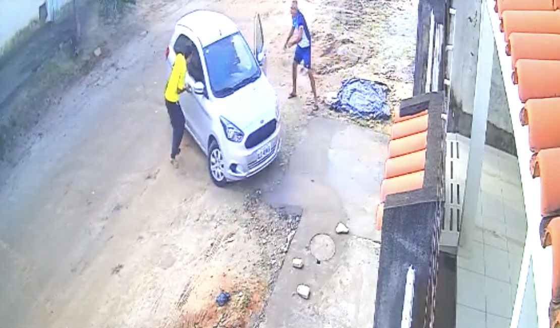 Câmeras de segurança mostram criminosos roubando veículo no Cleto Marques Luz