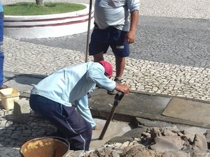 Após denúncia divulgada no 7 Segundos, Casal conserta vazamento em praça de Arapiraca