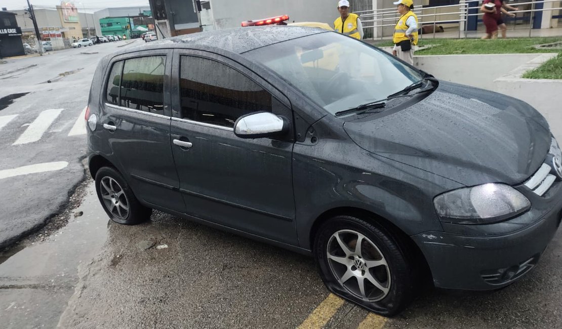 Carro é abandonado em frente a agência bancária no bairro do Jacintinho